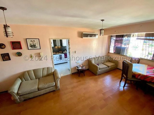 Oportunidad Se Vende Apartamento Urb El Centro, Maracay 24-15919 Hc