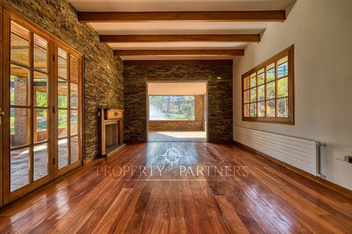 Espectacular Casa Completamente Remodelada En Sect...