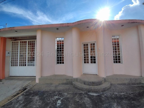 Casa En Venta Urb Corinsa, Cagua 24-28122 Hc