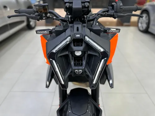 Duke 990