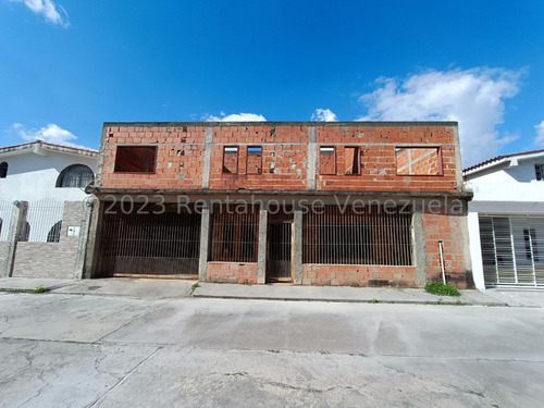 Jip  Mls # 24-13378. Venta De Casa De Dos Niveles En Urb. San Omero, En Obra Gris. Para Remodelar A Su Gusto, En Excelente Ubicación Cercano A Centro Comercial Y Acceso A Las Principales Vías Y Arc.