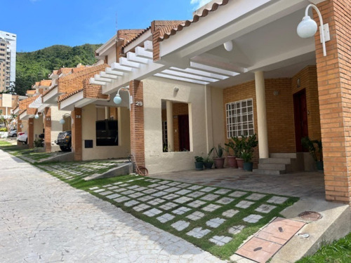 Vende Townhouse Res. Monte Plata, Trigal - Norte. Luz Coelho.