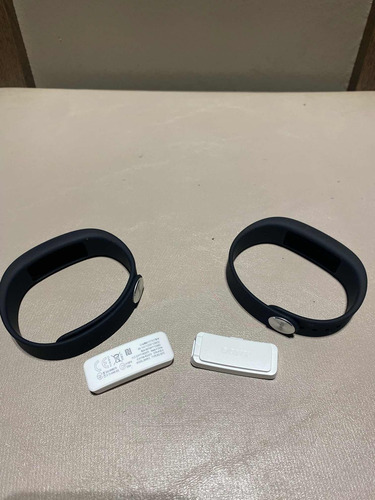 Sony Smartband Swr10, par sin usar, funda negra, brazalete negro, bisel negro, diseño de pulsera milanesa