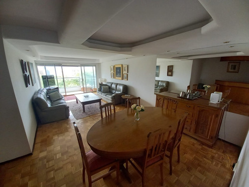 Imagen 2 de 14 de Excelente Apto. En Punta Carretas, 3 Dormitorios Más Servicio Completo. 2 Baños 1 En Suite Y Garaje. Estupenda Ubicación A Pasos De La Rambla, El Golf Y Punta Carretas Shopping.