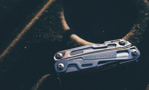 Imagen 4 de 5 de Pinza Multiuso Navaja Leatherman Rev 14 Usos - Local Palermo
