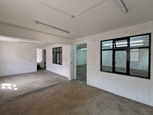 Casa En Esquina Con 430 M2 De Construcción.
