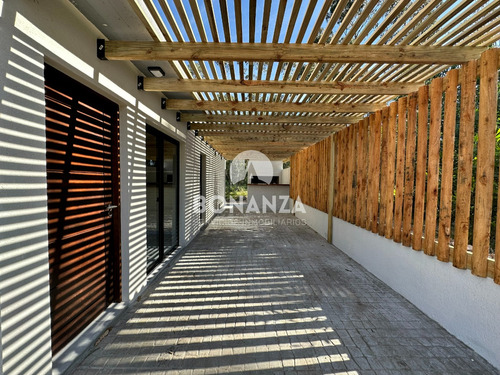 Casa En Venta A Estrenar. Piriápolis. 2 Dormitorios, 2 Baños, Parrillero. Construcción Tradicional.