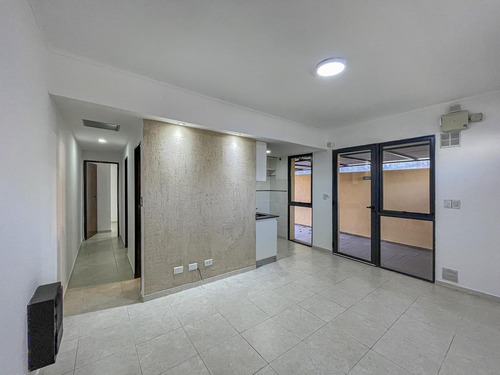 Imagen 1 de 15 de Casa Al Frente 2 Dormitorios Con Patio Y Cochera