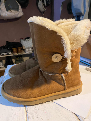 Botas Ugg . Classic Bailey Button . Beige . 37