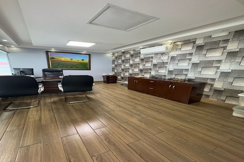 Local Mixto En El Ensanche Ozama / 909 Ms De Terreno Y 650 Ms De Construcción, Show Room. Cuatro (4) Oficinas, Un (1) Baño Completo. 2 ½ Baños De Vistas, Dos Locales De Doble Altura