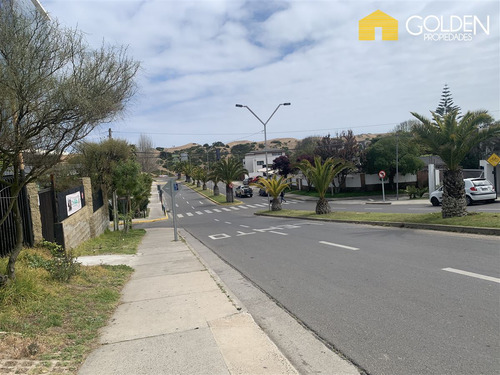 Casa En Venta De 7 Dorm. En Concón