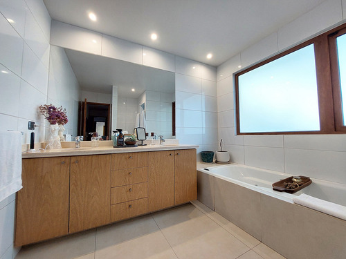 Casa Chilena | 5 Dormitorios + Estar Y Servicio