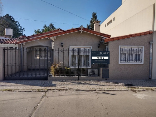 Imagen 2 de 26 de Casa En Venta, Castelar, Chalet 5 Ambientes Parque Y Quincho