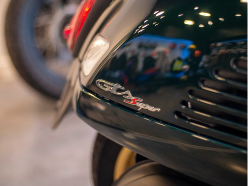 Imagen 9 de 25 de Vespa Gts Super 300 Racing Sixties Verde