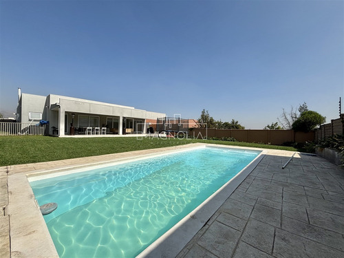 Casa En Arriendo De 5 Dorm. En Colina