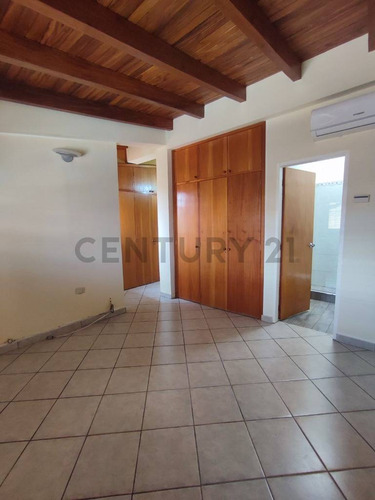 Amplio Townhouse Ubicado En C.r Villas De Oriente