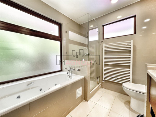 Casa En Venta De 5 Dorm. En Las Condes