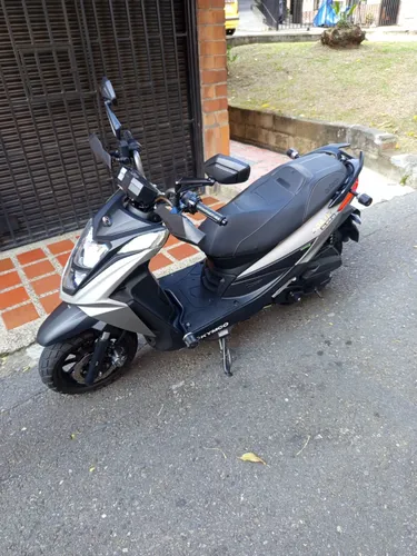 Hermosa Moto Como Nueva , Con Accesorios Incluidos