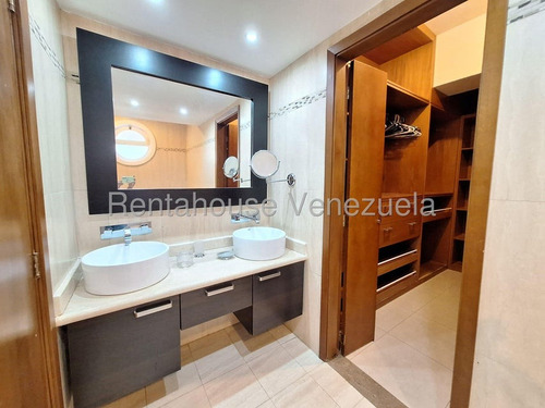 Moderno Y Espacioso Apartamento En Una De Las Mejores Urbanizaciones De Valencia. Todas Las Habitaciones Tienen Baño Privado, Además De Estudio, Estar Familiar, Salón-comedor Y Una Cocina Amplia.