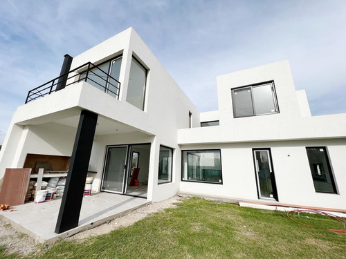 Imagen 14 de 28 de Casa En Venta En El Canton Barrio Norte A Estrenar Lote Interno Con Vista A Laguna!