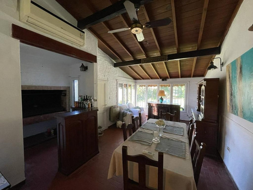 Imagen 12 de 24 de Jacinto Calvo 1135, Entre Jorge Y Bouchard, José Mármol - Casa Desarrollada En Dos Plantas Sobre Amplio Lote Y Pileta.