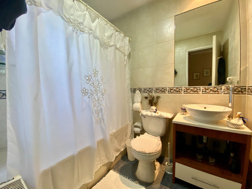 Amplia Casa Con Jardín Formado En Condominio Consolidado