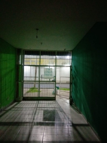 Imagen 4 de 8 de Local Muy Bien Ubicado Medidas 3x7 Con Baño Y Antebaño Frente Vidriado Y Rejas