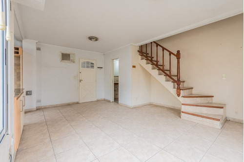 Imagen 9 de 30 de Venta De Casa Tipo Duplex De 3 Ambientes Con Cochera. En Banfield Este.