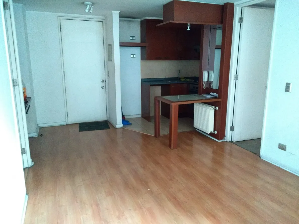 Imagen 4 de 8 de Cómodo Departamento Céntrico. Morandé / Compañia