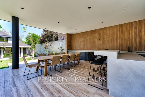Espectacular Casa Con Precioso Quincho En Excelent...