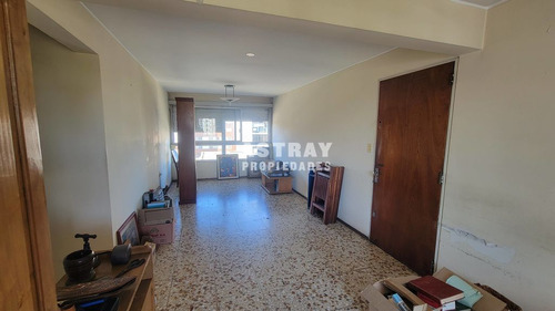 Apartamento En Venta De 3 Dormitorios En Montevideo (ref: Ast-3908)