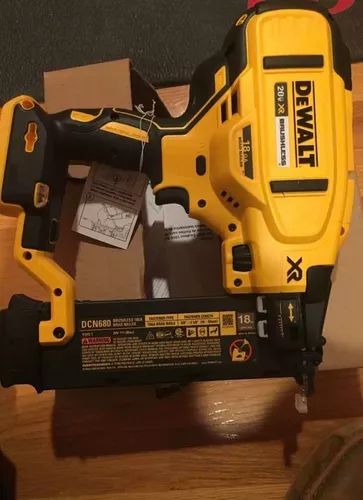 Clavadora Inalámbrica 20V MÁX XR 18GA DEWALT DCN680B