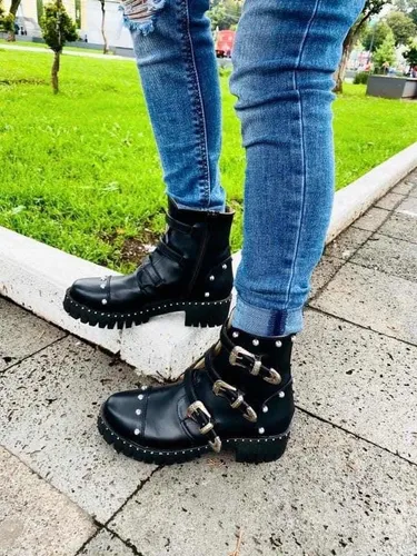 Botas Negras Con Estoperoles Y Hebillas Cuotas sin inter s