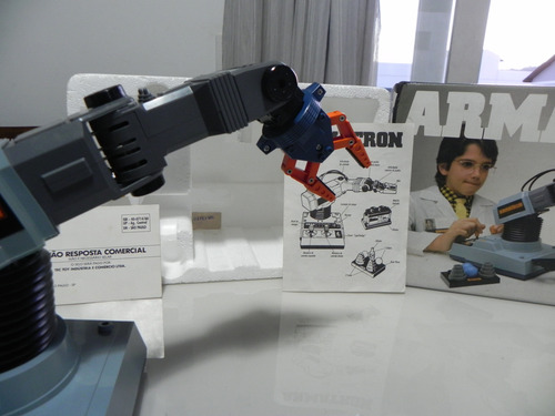 Brinquedo Tectoy Armatron Com Pilhas