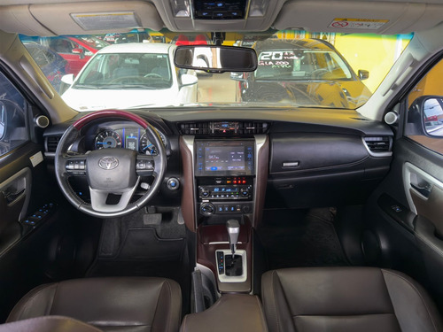 Toyota Hilux SW4 2.8 SRX 4X4 7 LUGARES 16V TURBO INTERCOOLER DIESEL 4P AUTOMÁTICO