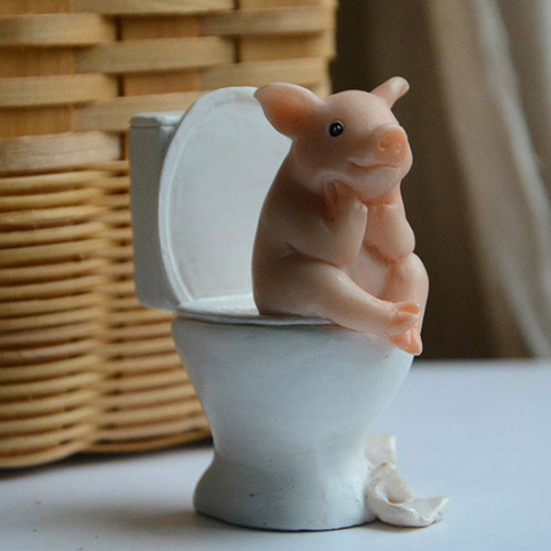 Las Colecciones De Adornos De Estantes Se Ubican En El Baño.