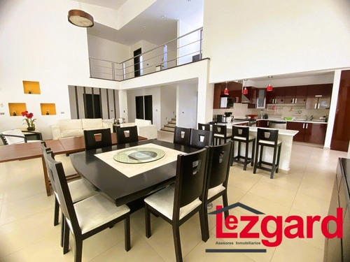 Excelente Residencia Diseñada Con Un Enfoque Moderno Y Funcional, Espacios Luminosos Y Abiertos Crean Una Atmósfera Acogedora En Cada Rincón