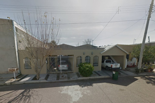 Casa De Un Nivel Con Excelente Ubicacion, Cuenta Con Patio Trasero