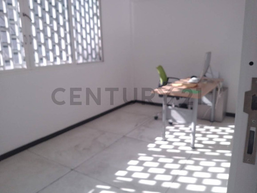 En La Trinidad. Venta, Local - Oficina - Depósito. Oportunidad!!!