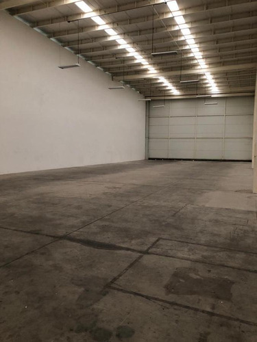 Imagen 6 de 10 de Bodegas Industriales Con Anden De Descarga Propio, Rampa De Acceso A La Bodega, Oficinas, Baños