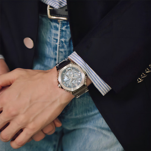 Relógio masculino Casio GMC-B2100AD-2ADR G-Shock, pulseira prateada, moldura prateada, fundo azul
