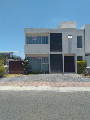 Se Vende Estupenda Casa En Real De Juriquilla, Gran Jardín, 