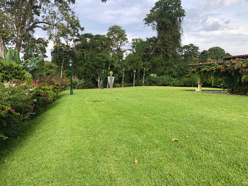 Bellísima Casa Estilo Finca Con Vista Al Avila Ubicada En La Lagunita, En Un Sitio Privilegiado Y Con Vista Al Avila. Toda Una Joya Y Está Impecablemente Bien Conservada.