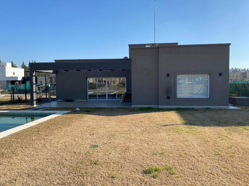 Casa En Venta - 3 Dormitorios 3 Baños - Cochera - 680mts2 - Canning