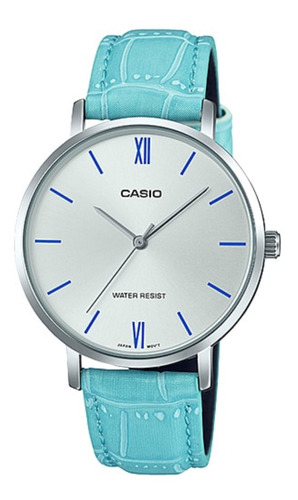 Reloj pulsera Casio Dress LTP-VT01 de cuerpo color plateado, analógica, para mujer, fondo plateado, con correa de cuero color celeste, agujas color plateado, dial azul, bisel color plateado y hebilla simple