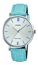 Comprar Reloj pulsera Casio Dress LTP-VT01 de cuerpo color plateado, analógica, para mujer, fondo plateado, con correa de cuero color celeste, agujas color plateado, dial azul, bisel color plateado y hebilla 