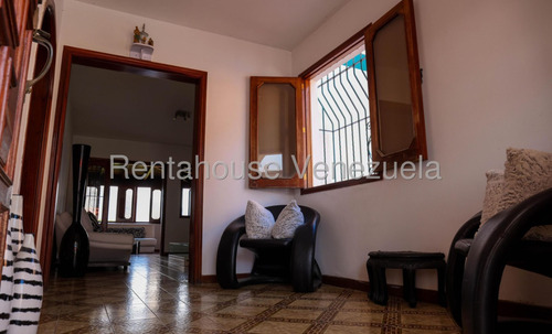 En Venta. Elegante Y Confortable Casa De Dos Niveles, Los Naranjos Del Cafetal