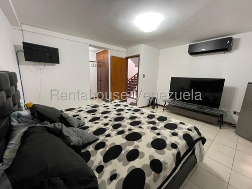Cómoda Y Acogedora Casa De Múltiples Niveles En Venta Ubicada En La Trinidad 25-17807