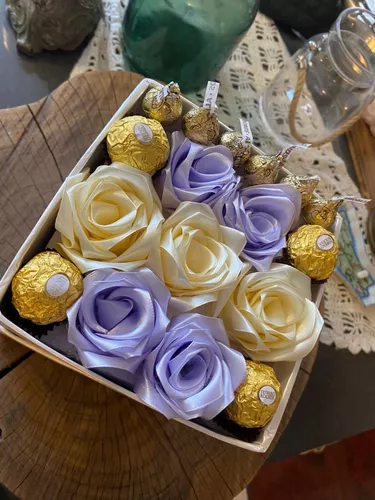 Caja De Rosas Eternas Y Chocolates (7 Unidades)
