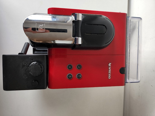 Imagen 5 de 8 de Cafetera Nespresso F411 Lattissima Touch Roja 1400w
